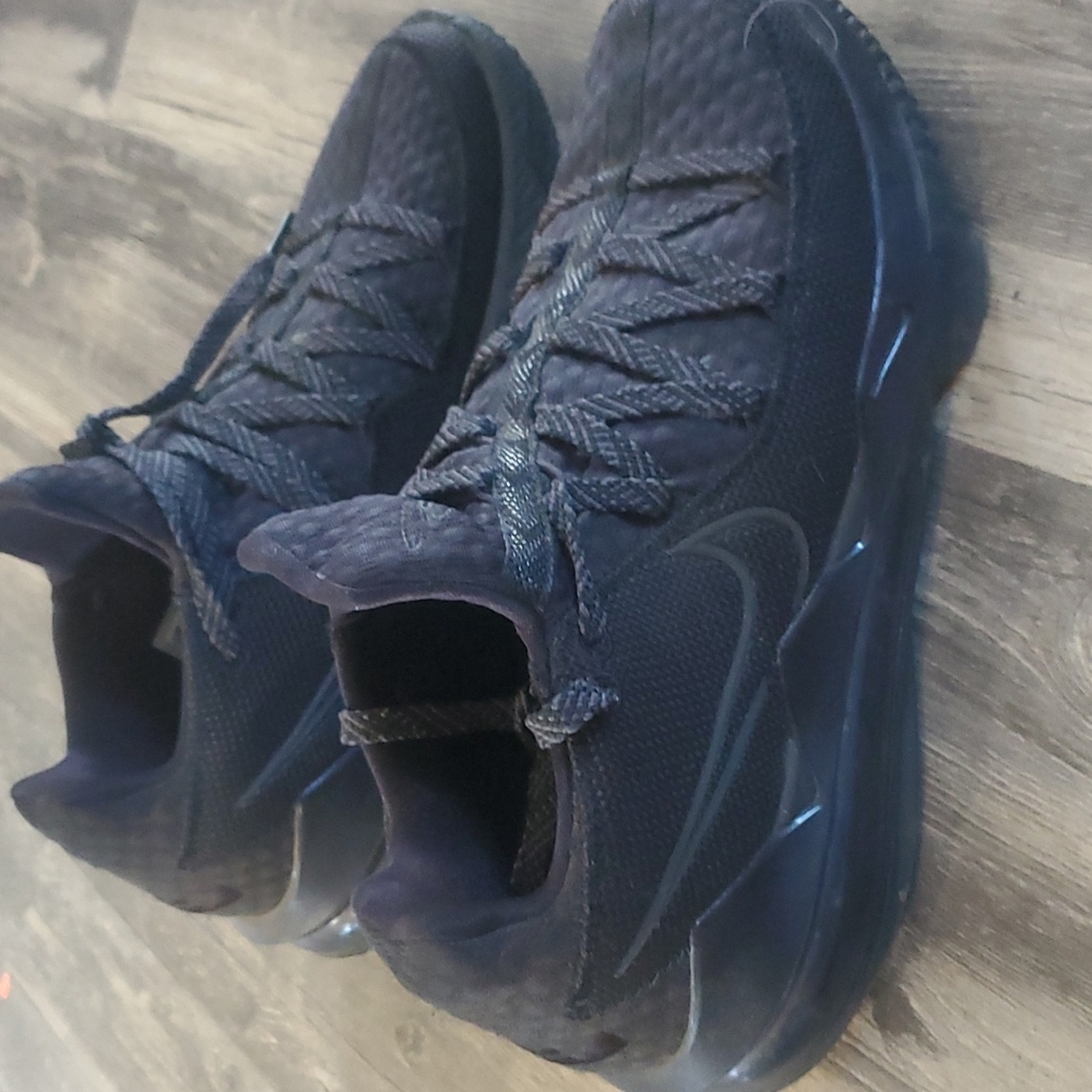 Lebron James low size 10 mens